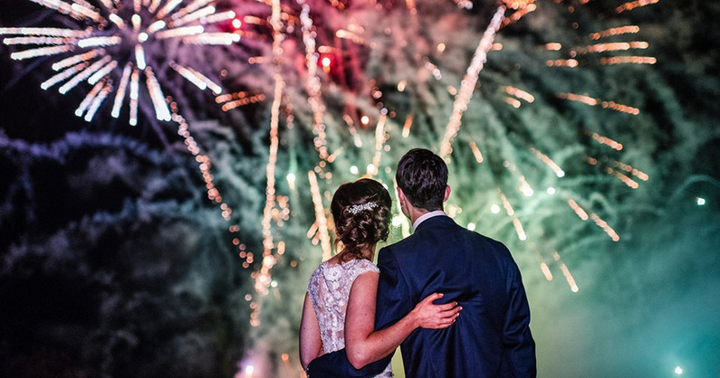 Салюты, фонтаны, ракеты,  фейерверки, петарды, римские свечи, бенгальские огни, хлопушки, серпантин, дымные фонтаны, цветы и шары в магазине пиротехники «Русский Фейерверк Урал».