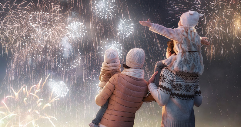 Салюты, фонтаны, ракеты,  фейерверки, петарды, римские свечи, бенгальские огни, хлопушки, серпантин, дымные фонтаны, цветы и шары в магазине пиротехники «Русский Фейерверк Урал».