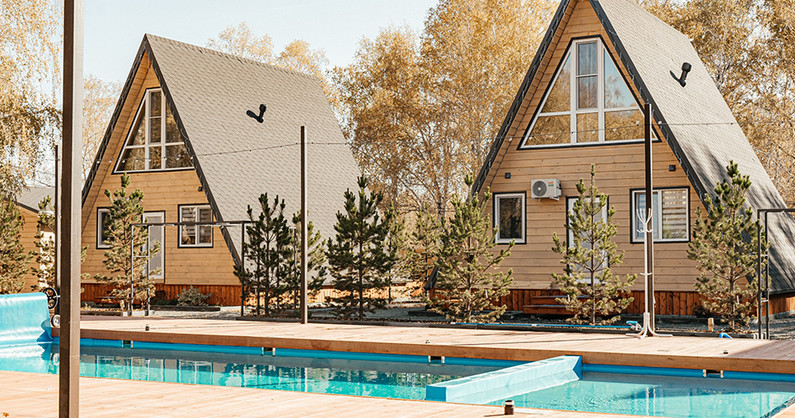 Гостевой комплекс «Усадьба на Главном»: аренда двухэтажных домов с теплым бассейном.