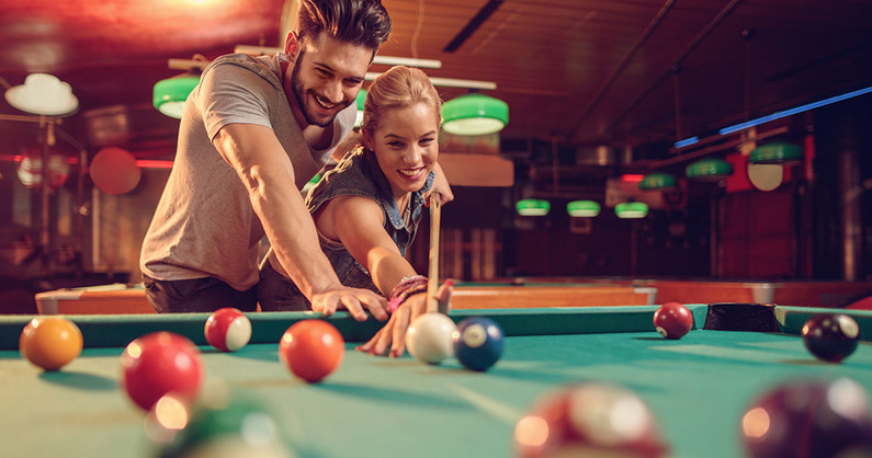 Игра в пул и русский бильярд, обучение игре в пул для взрослых и детей в бильярдном клубе «Золотой кий».