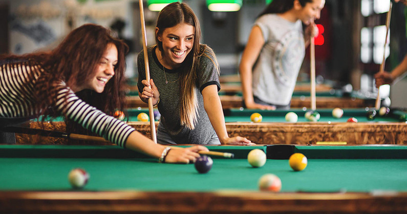 Игра в пул и русский бильярд, обучение игре в пул для взрослых и детей в бильярдном клубе «Золотой кий».