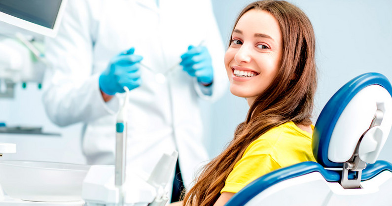 Профессиональная гигиена полости рта с Air Flow, консультация челюстно-лицевого хирурга, хирурга-имплантолога в стоматологии «Сити Дент».