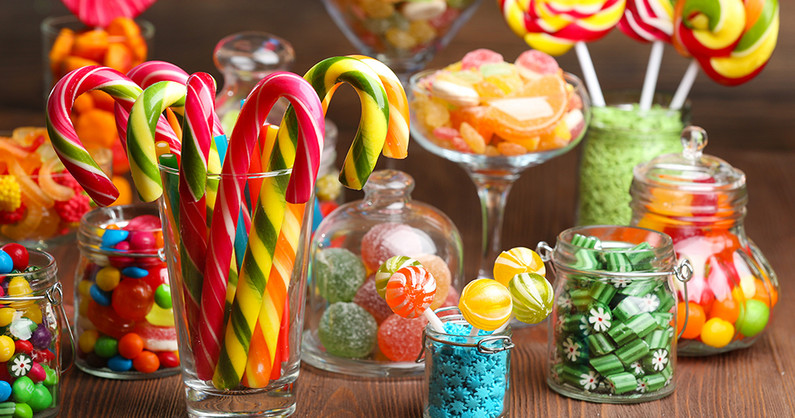 Ассортимент мороженого, молочных коктейлей, сладостей, снеков и напитков в бутике эксклюзивных сладостей «FRIBOX».