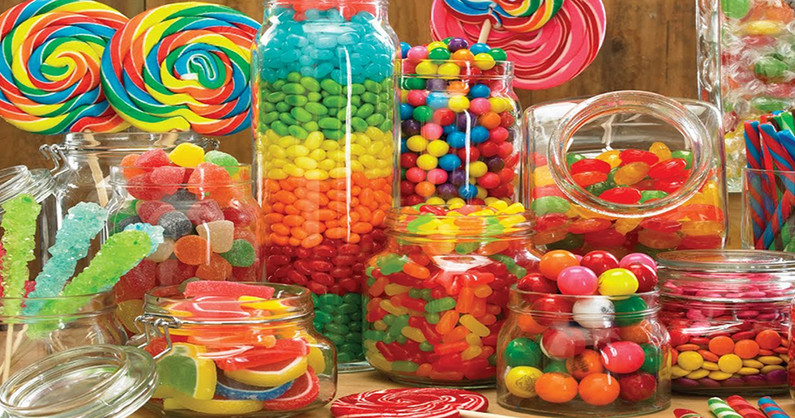 Ассортимент мороженого, молочных коктейлей, сладостей, снеков и напитков в бутике эксклюзивных сладостей «FRIBOX».