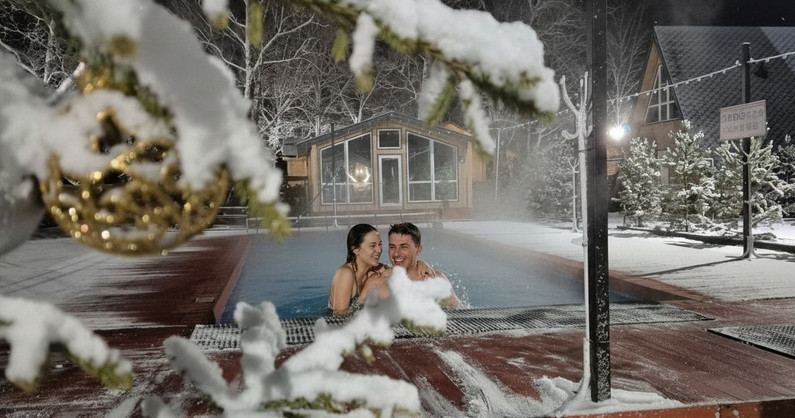 Гостевой комплекс «Усадьба на Главном»: аренда двухэтажных домов с теплым бассейном, в любой день недели, от 1-х суток.