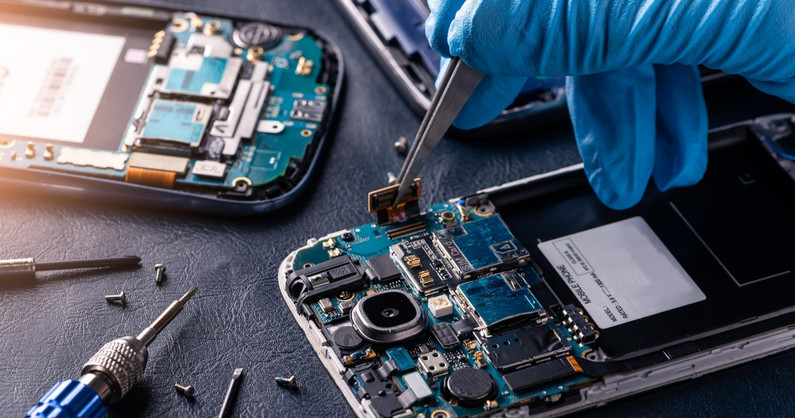 Ремонт и обслуживание смартфонов, USB-носителей и жестких дисков, восстановление дисплейного модуля в сервисном центре «Panda Shop».