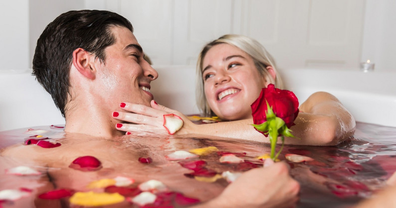 Бассейн, финская парная, банкетный зал, массажное кресло, ушат бодрящей воды, бильярд, аэрохоккей, караоке в сауне «Триумф».