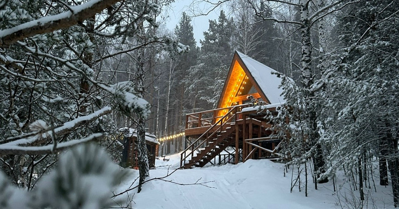 Пакеты «Умные будни» в «Глэмпинг N1» рядом с Солнечной Долиной: аренда уникальных видовых домов с посещением бани и катанием на снегоходах.