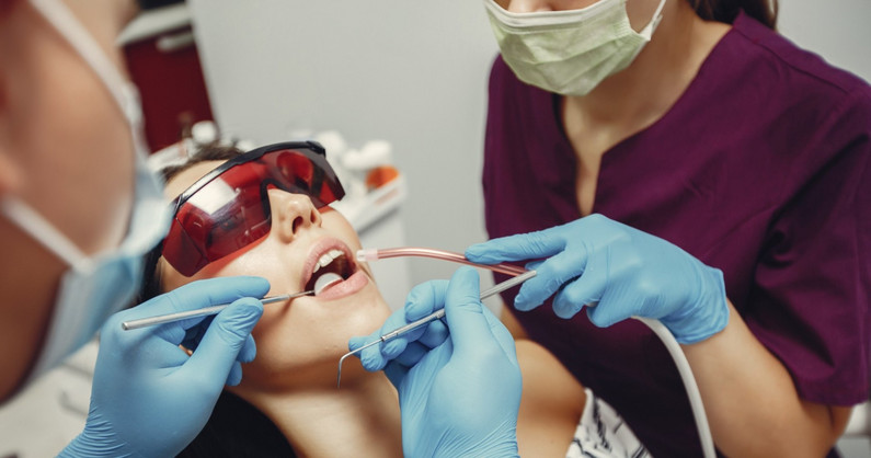 Гигиена полости рта, лечение кариеса любой сложности, консультация челюстно-лицевого хирурга в стоматологии «Сити Дент».