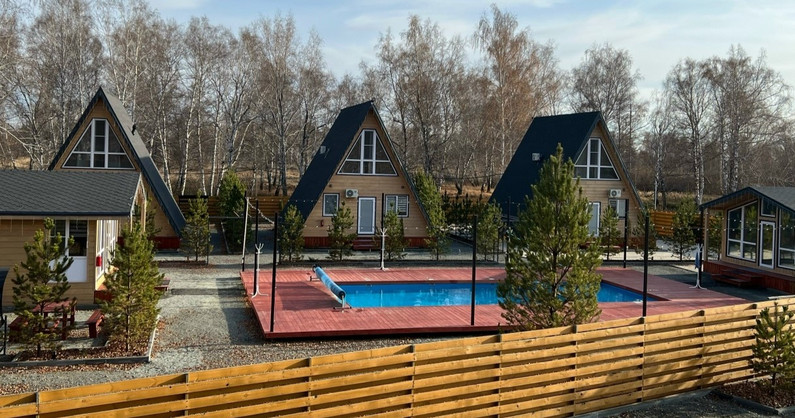 Гостевой комплекс «Усадьба на Главном»: аренда двухэтажных домов с теплым бассейном, в любой день недели, от 1-х суток.