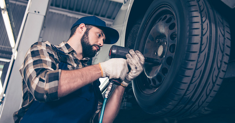 Шиномонтаж легковых автомобилей, балансировка, подготовка колес, хранение комплекта колес в шиномонтаже «Точка».