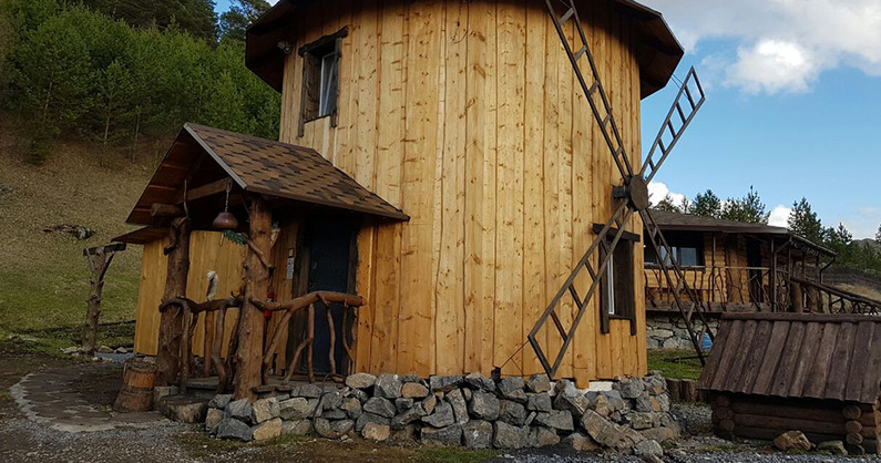 Проживание в таунхаусе, избе, номере «Мельница» в горном приюте «Тайга», у подножия горы Иремель.