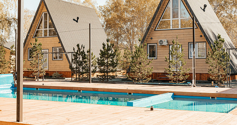 Гостевой комплекс «Усадьба на Главном»: аренда двухэтажных домов, баня на дровах, термальный бассейн.