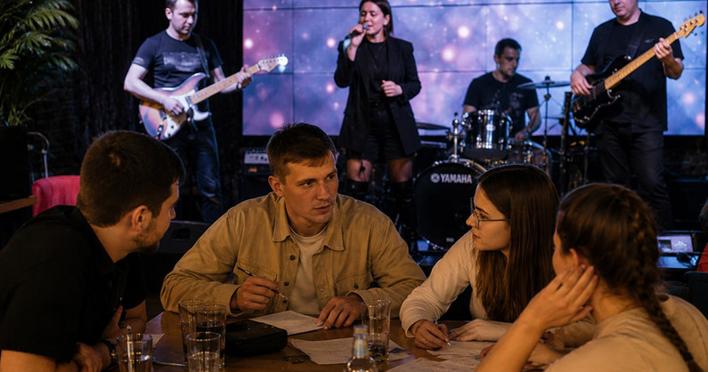 Шоу с элементами театра, музыки и импровизации! «Антиквиз» от «Quiz» в баре «Есенин».