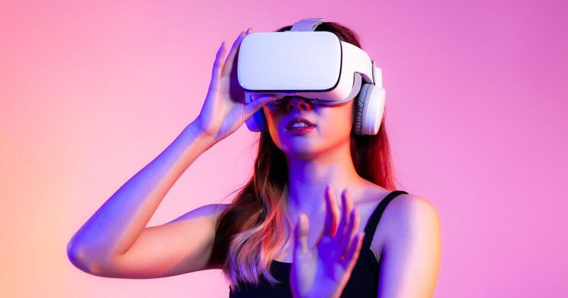 Игры в шлеме виртуальной реальности в клубе «VR Game Club174».
