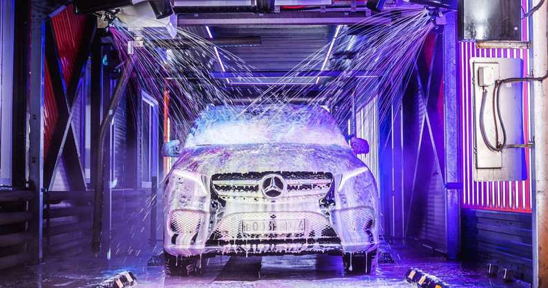 Робот-мойка автомобиля по программе «Максимум» на Свердловском и на Героев Танкограда.